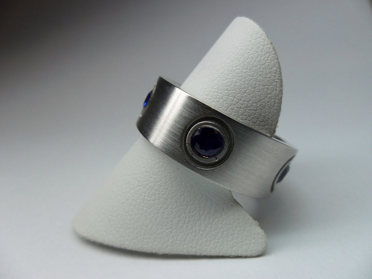 Zware Herenring met Saffieren Mat Witgoud